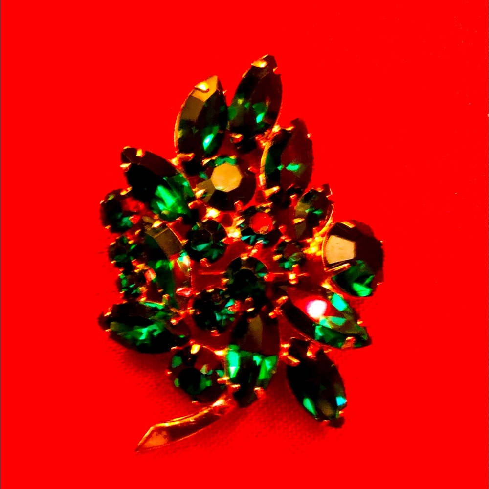 Vintage  Green Gemstone Leaf Brooch in Excelkent Condition.